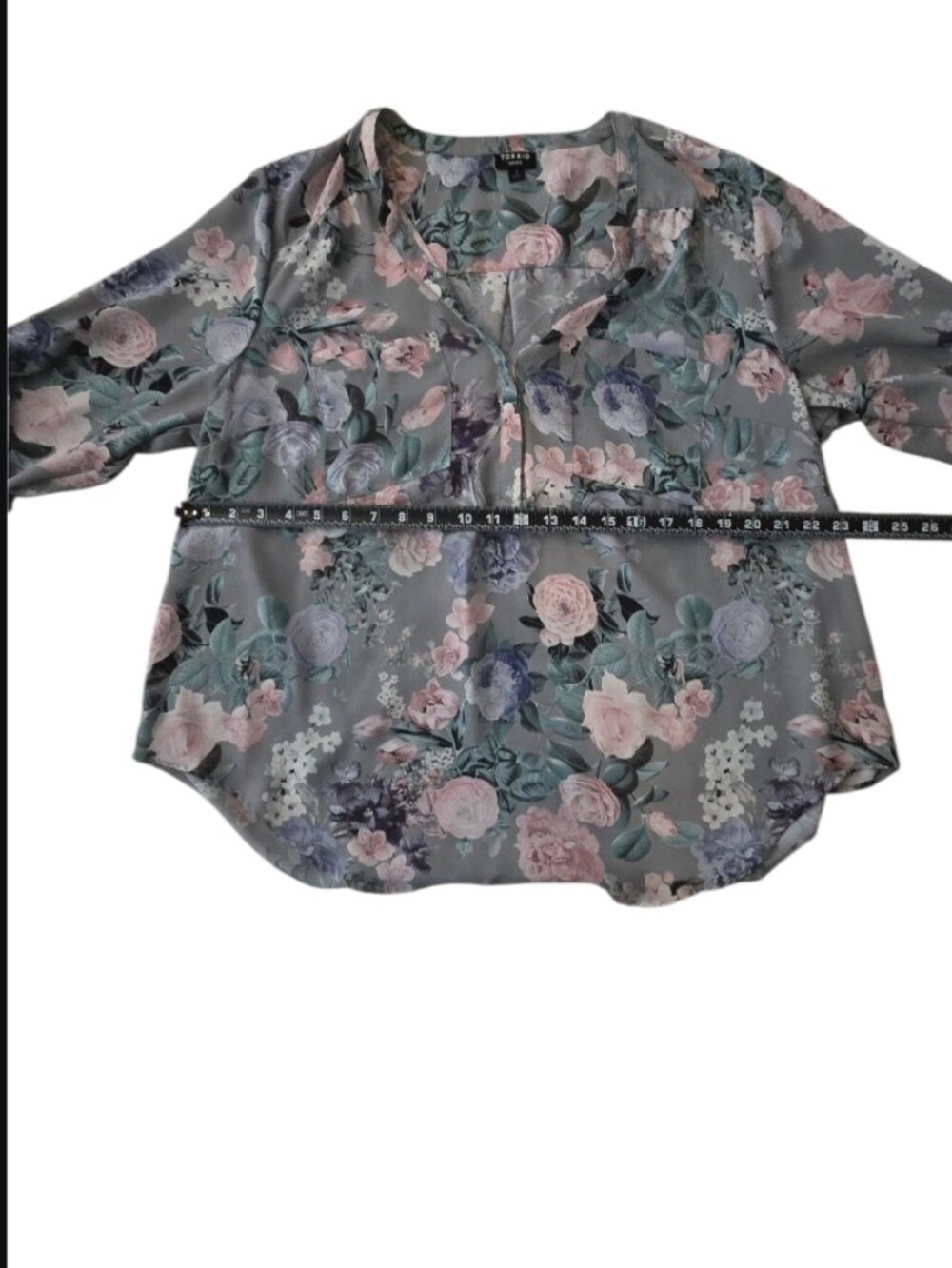 torrid Floral Blouse in Gray with Pink and Blue Flowers - Picture 4 of 8